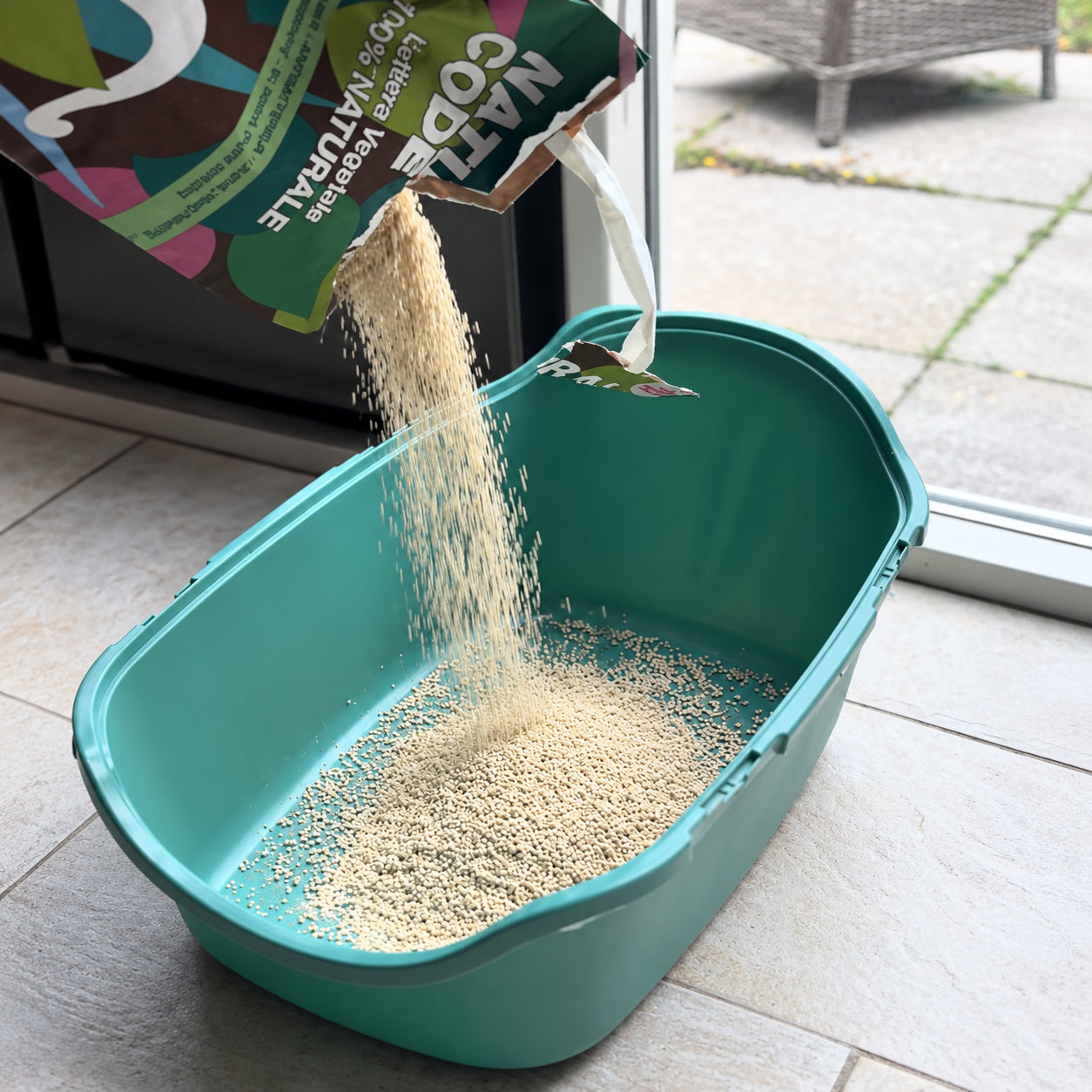 Natural Code maiskorrels worden in een kattenbak gegoten